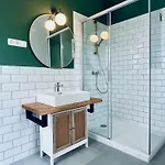 Luxusapartment Im Dichterviertel *garten*parkplatz*wifi* * ארפורט